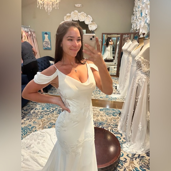 Wedding dress - Picture 10 of 15